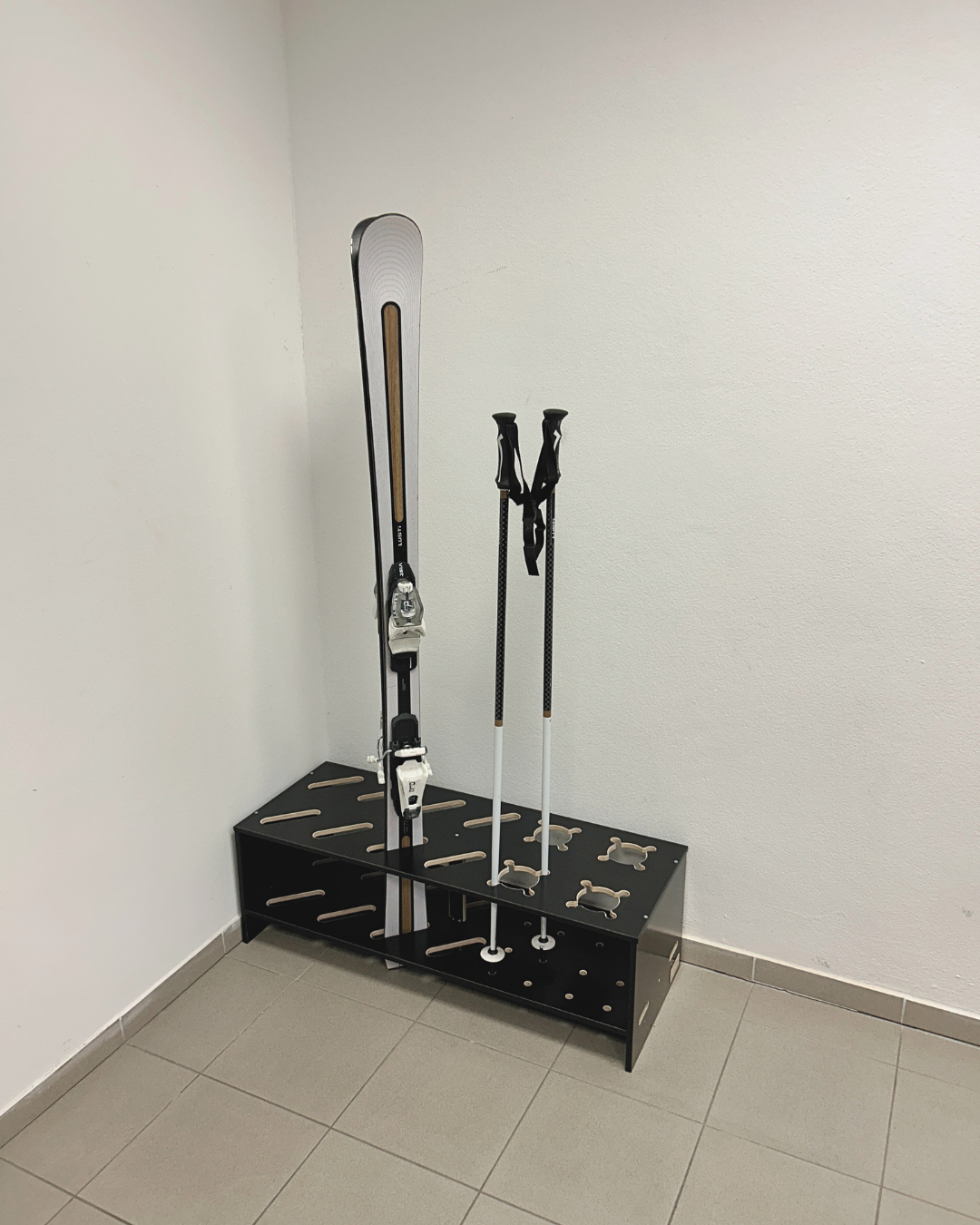 Kombineret træstativ til ski og stave