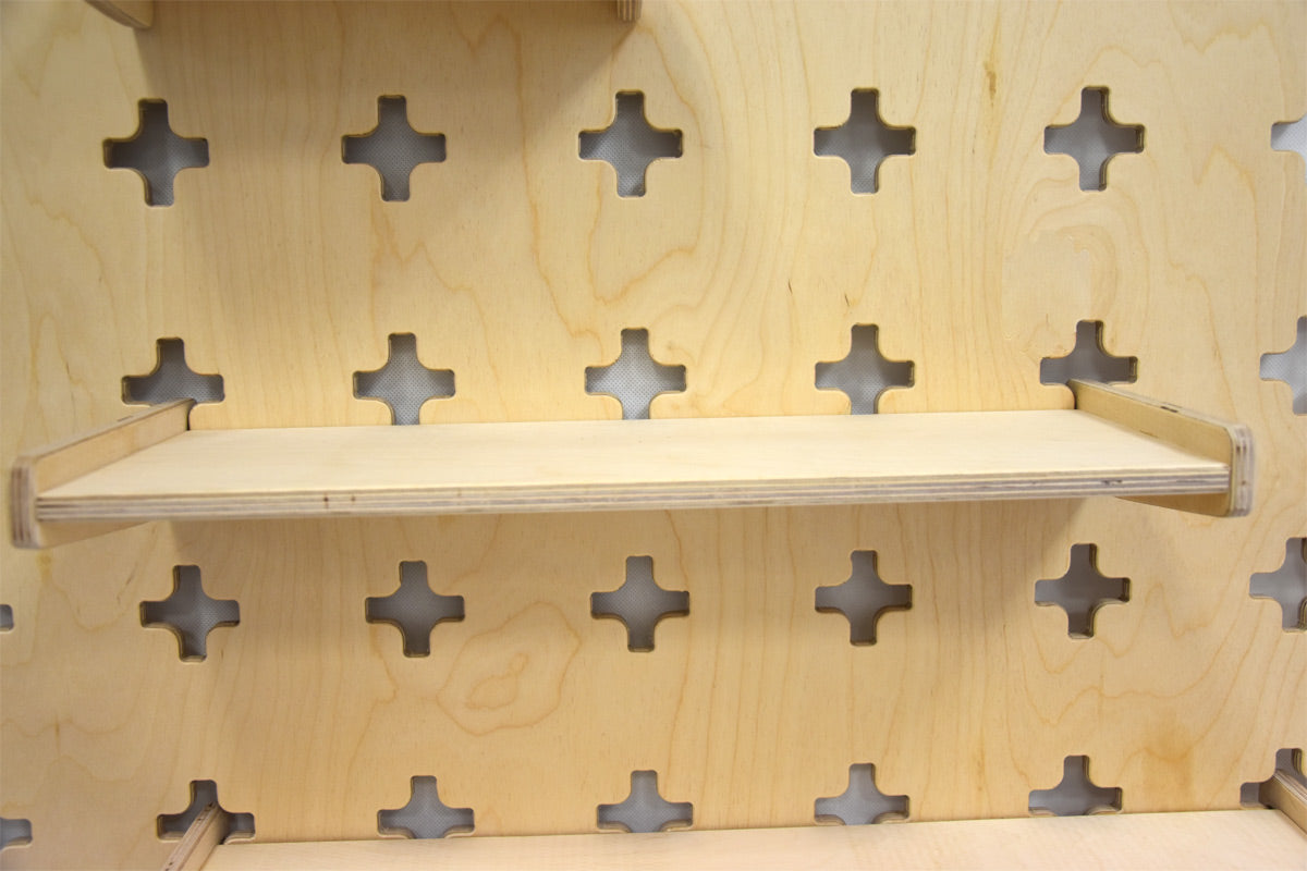 Ophængt hylde til værkstedsvæg