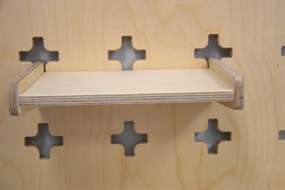 Ophængt hylde til værkstedsvæg