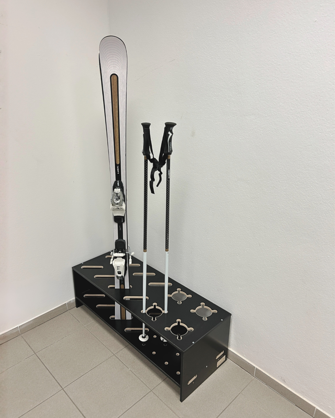 Kombineret træstativ til ski og stave